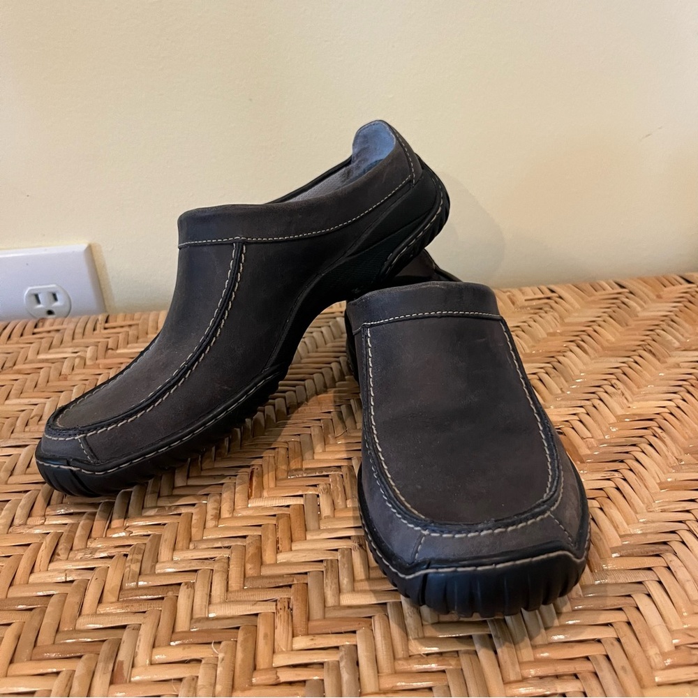 Clark’s Gray Leather Mule Slip-On Casual Shoe White Stitching Size 6